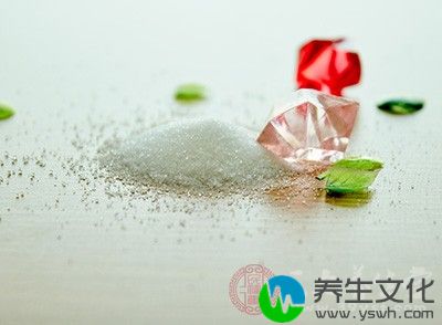 以指腹沾少许盐，在青春痘痕迹或凹凸部位依螺旋状按摩三次