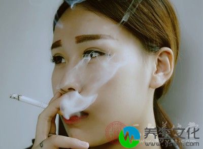 吸烟让皮肤下面的血管变得更蓝从而形成黑眼圈