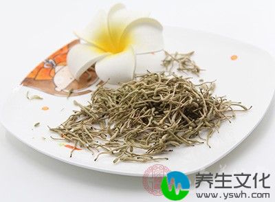 把泡过的茶叶包滤干，放在冰箱中片刻，取出敷眼