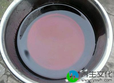 用白酒500ml浸泡川芎，每天轻轻摇动容器1次