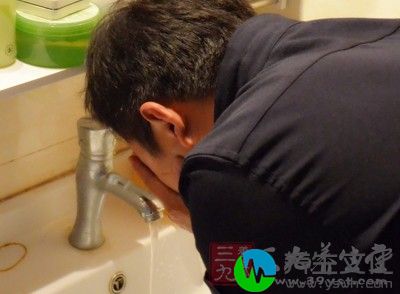 坚持轻微吸入鼻腔点冷水