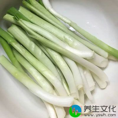 鸡子半只，香菇，春笋，盐，葱段，姜片，枸杞