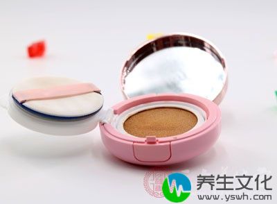 发现眼袋浮肿又急着上班就可以巧用化妆品