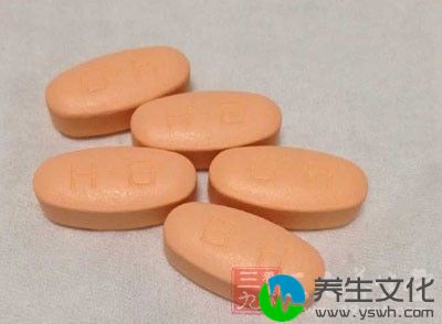 常服大剂量维生素C：维生素C能清除皮肤细胞中的自由基