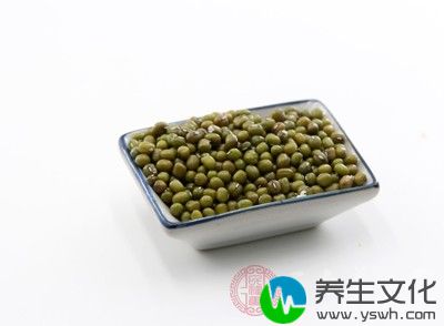 　将3茶匙绿豆粉与2茶匙白芷粉混合，再混入乳酪拌匀或蜂蜜适量