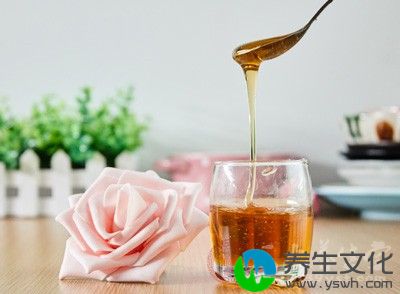 蜂王浆是一种很好的美容剂：由于蜂王浆中含有丰富的维生素和蛋白质，还含有SOD酶，并有杀菌作用，是一种珍贵的美容用品，长期使用，皮肤红润、光泽、倩丽