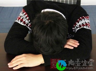 小葫仙刚坐下就不胜酒力，趴在桌子上呼呼大睡