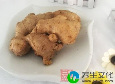 同时把鳝鱼段，大蒜、姜、酱油、胡椒粉下锅，用中火慢烧约10分钟