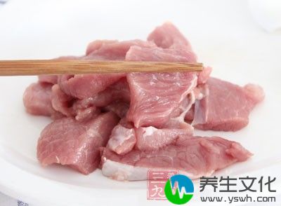 还有极个别超市的成品肉馅其原料多为零碎的边角料或是当天卖剩下的“陈肉”等