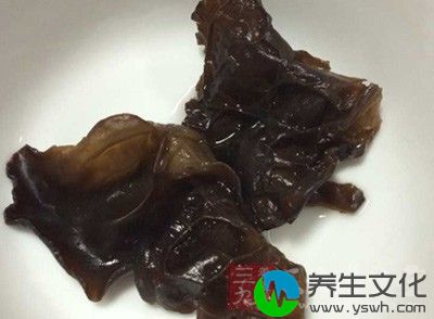 鲜木耳含有一种啉类光感物质，它对光线敏感