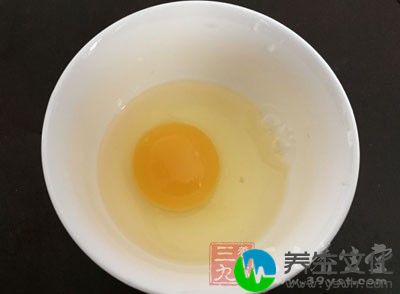 鸡片用鸡蛋清、湿淀粉浆好