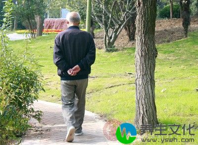 能刺激肠道蠕动，使肠道里积存的致癌物质尽快排泄出去