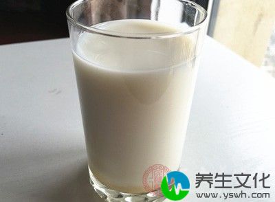 牛奶含有丰富蛋白质和钙，而巧克力含有草酸，两者同食会结合成不溶性草酸钙，极大影响钙的吸收。甚至出现头发干枯、腹泻、生长缓慢等现象