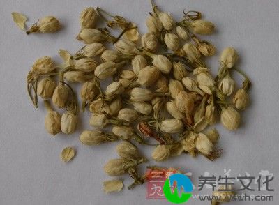 每至盛夏，有一种喝法。是以当年新上市的茉莉花茶与西湖龙井等量