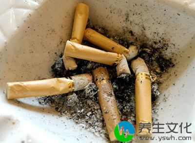 每天吸烟20支，白内障危险增2倍