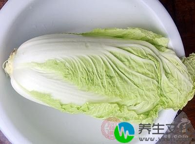 凉拌白菜心非常的爽口香脆，能够开胃消食，还有着能预防感冒的功效，因为热量很低，吃这个还可以减肥哦