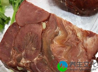 把牛肉放入西红柿中