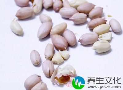 对于一些霉变的花生、红薯、香蕉，就果断扔进垃圾箱吧