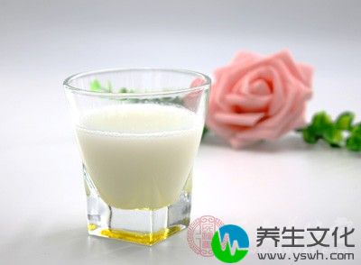 酸奶100ML，糖少许，奶油20克