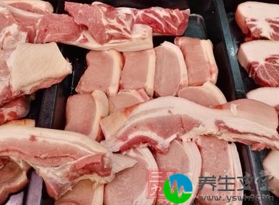 在屠宰好的肉里加入水