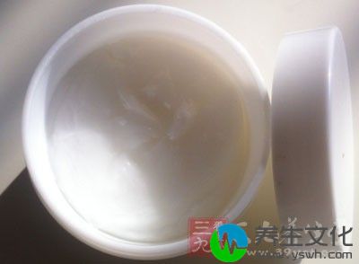 有美白效果的精华液、乳液或晚霜应该是比较值得投资的