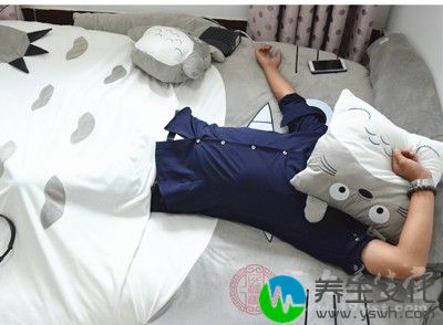 睡眠时姿势不良，如：俯卧把头颈弯向一侧，在极度疲劳时还没有卧正位置就熟睡了