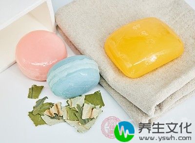 使用碱性过强或含过多香料及其他添加剂的肥皂都会增加阴道分泌物，使阴道发出难闻的气味