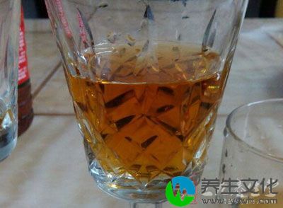 将上药共研为细末，与酿制的酒冲兑而成，按药酒38%，每瓶装500mL