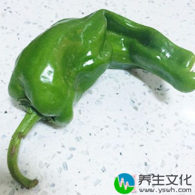 长茄子2根，青椒30g，红椒30g，油，盐，黄豆酱15g