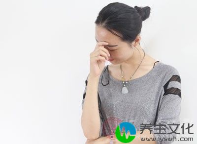 处于更年期的女性，会常常出现头痛症状