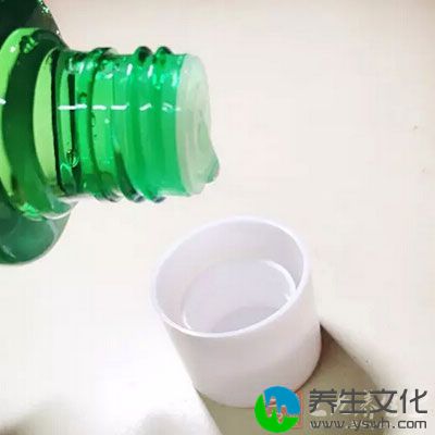 对皮肤的保湿工作则需要从两方面出发