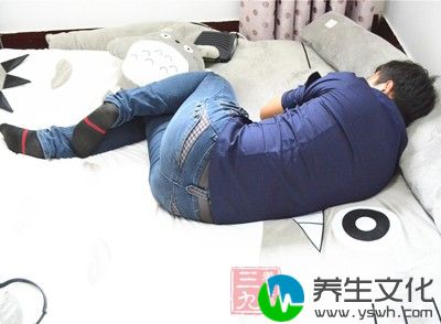 为何蜷缩睡眠会导致腰酸