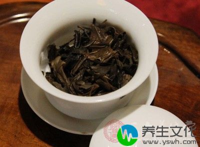 因为浓茶中咖啡碱含量较高，刺激神经和心血管