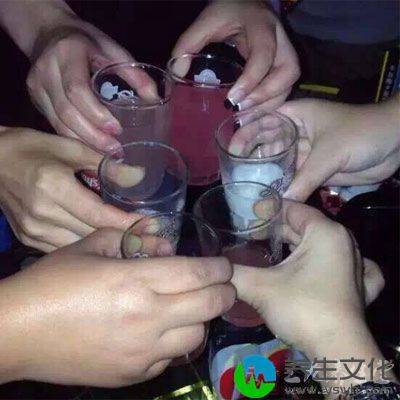 很多上班族人士下了班后都会去三五成群的喝两杯