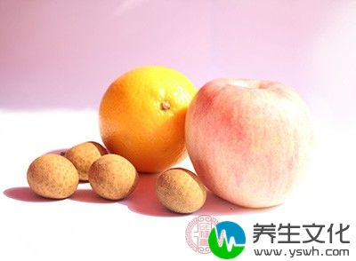 同时食用大量的橘子、苹果、葡萄等水果