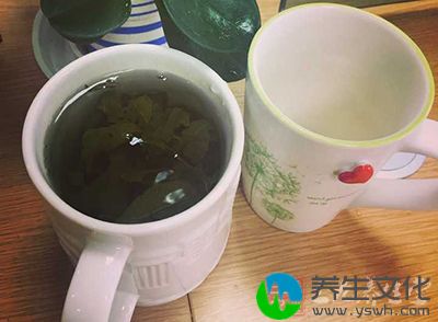 正餐前喝一杯水或茶