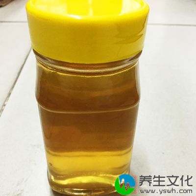 长期用蜂蜜洗脸，可以使皮肤光洁、祛斑