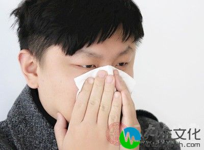 使之干燥、痉挛，引起鼻塞、呛咳等症，加重病人的症状