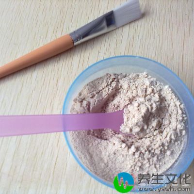 再和珍珠粉混合，并加适量牛奶搅拌均匀