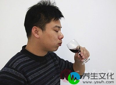 还要尽量少饮酒，避免吸烟