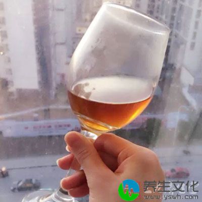 因酒精中含有嘌呤，在体内代谢生成尿酸