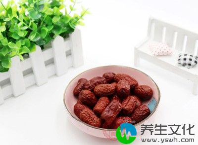 女性在食物中应适量补充含铁丰富的食物，如：动物血、瘦猪肉、蛋类、奶、鱼、桂圆、红枣等