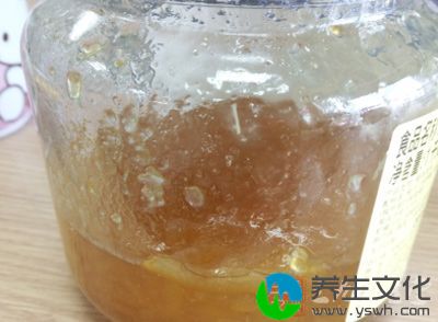 蜂蜜中含有多种生物活性物质，能激发人体的免疫功能