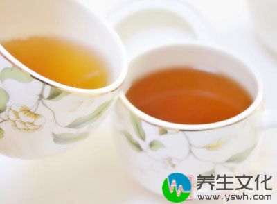 与蜂蜜一同放入酒坛中，加入60度白酒2000ml，密封浸泡