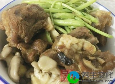 剩饭、剩菜在冰箱里冷藏保存时，最好用保鲜膜包好