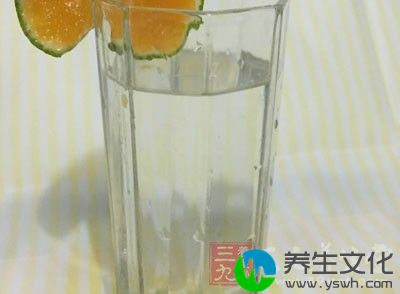 每天8杯200ml的纯净水和矿物质水