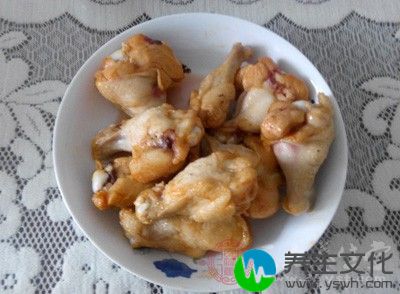 烧开后加入煎过的鸡腿