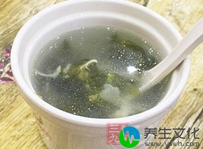 应该各式汤饮交替，更能增加食欲，平衡营养