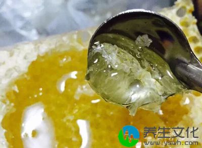 用蜂蜜加2～3倍水稀释后，每天涂敷面部