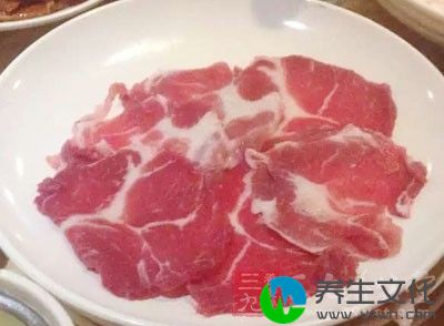 肉片熟后加入黄瓜片、姜末，加入少许盐出锅